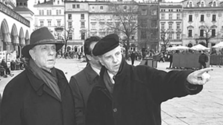  La visita a Polonia, en el a&ntilde;o 1999, le llev&oacute; hasta la vieja ciudad de Cracovia.