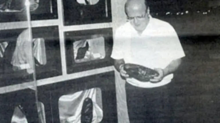  Jos&eacute; Antonio Villamayor Castro, con los zapatos de Fraga. 