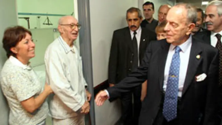  El presidente de la Xunta saluda a un paciente del Centro Gallego de Buenos Aires.