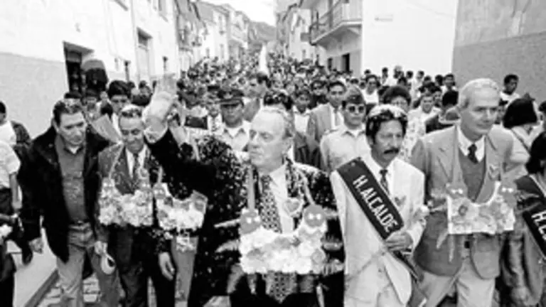  Fraga saluda a la multitud en las calles de Cuchumani (Bolivia).