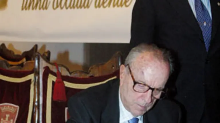  Manuel Fraga, durante la firma de ejemplares de su nuevo libro.