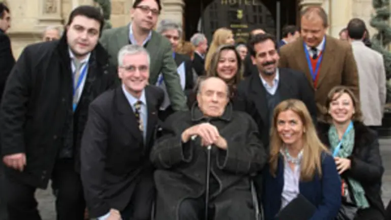 Manuel Fraga, con algunos de los participantes en la I Cumbre del PP. 