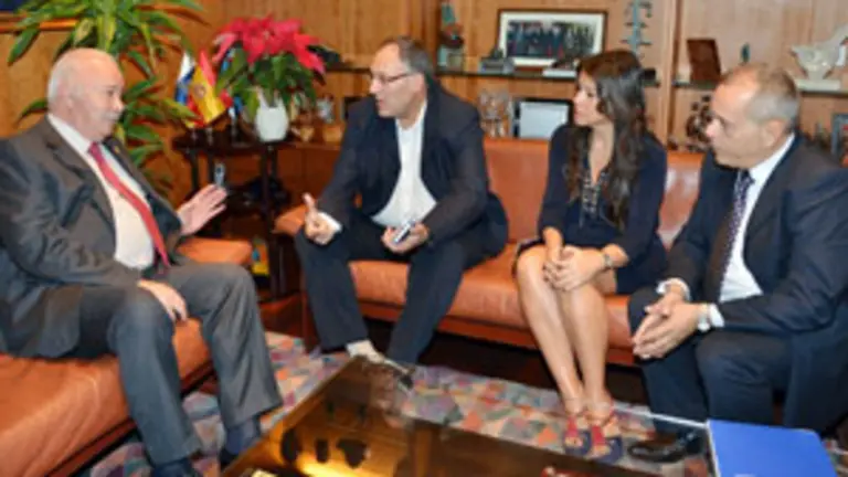  Ricardo Melchior, Cándido Padrón, Delia Herra y Efraín Medina, durante la reunión.
