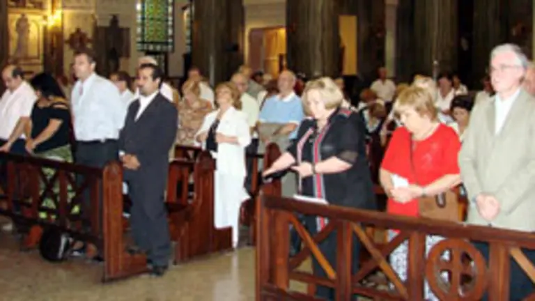  La Bas&iacute;lica de Santa Rosa de Lima colmada de residentes espa&ntilde;oles. 
