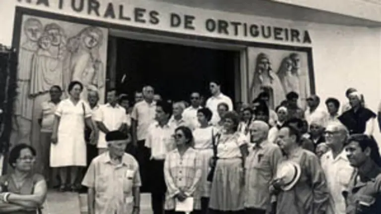  Fraga, junto al vicepresidente cubano, Jos&eacute; R. Fern&aacute;ndez, homenajea a los gallegos emigrantes fallecidos en Cuba.
