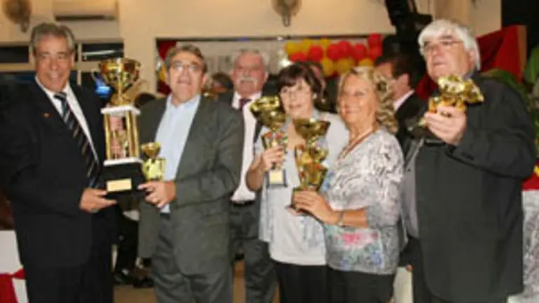 El presidente Barcia y directivos, con los trofeos de la &uacute;ltima olimpiada de deportes. 
