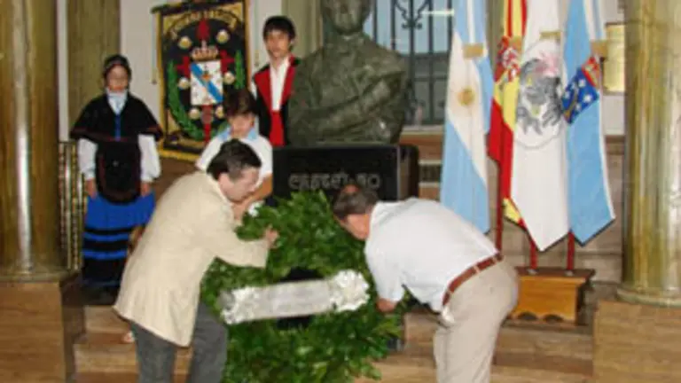 Un momento de la colocaci&oacute;n de la corona de laureles en el busto de Castelao. 