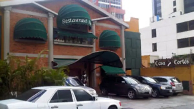 Fachada del restaurante Casa Cort&eacute;s, propiedad del empresario gallego secuestrado.