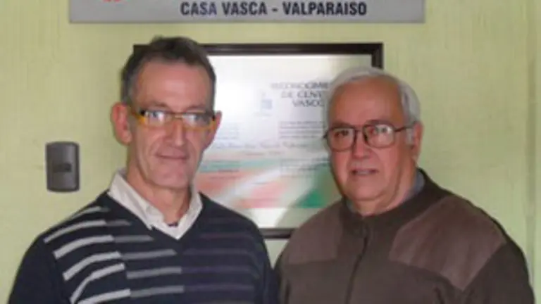  José Francisco Zinkunegi -a la izquierda-, durante su visita a la Casa Vasca de Valparaiso.