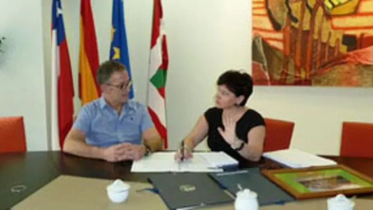 Un momento de la reunión entre José Francisco Zinkunegi y Ana Urchueguia.