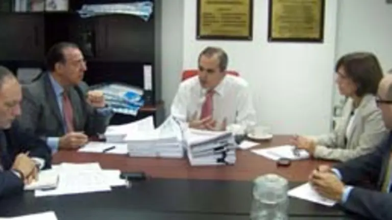  El viceconsejero Cándido Padrón –izda.–, durante su visita a la FES, donde se reunió con Emeterio González Pérez, Francisco González Otero y Josefina Benítez Quintero, tesorero, presidente y secretaria general, acompañados del delegado d