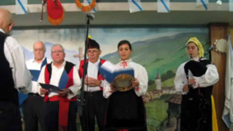 El presidente de la Pe&ntilde;a Gallega, Antonio G&oacute;mez &ndash;2&ordm; por la izda.&ndash;, durante un acto de la entidad.