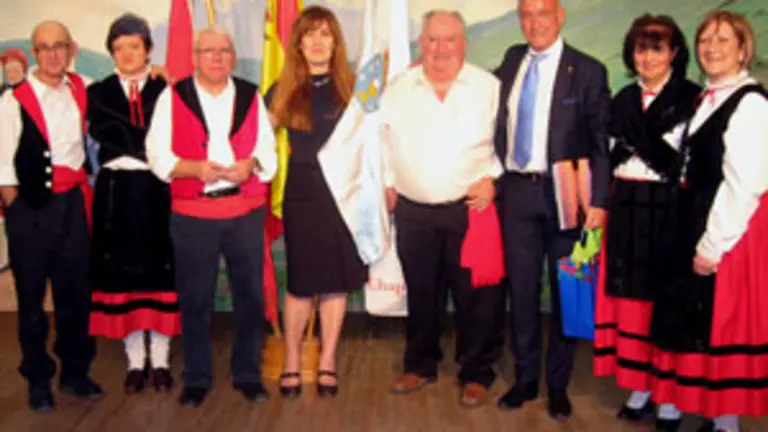De izda. a dcha., Modesto Francisco, Maribel M&iacute;guez, Antonio G&oacute;mez (Presidente Pe&ntilde;a Gallega), M&ordf; Dolores Gonz&aacute;lez (Presidenta Club Hispano), Rom&aacute;n Conde, Santiago Camba, Raquel Conde y Josefina L&oacute;pez.