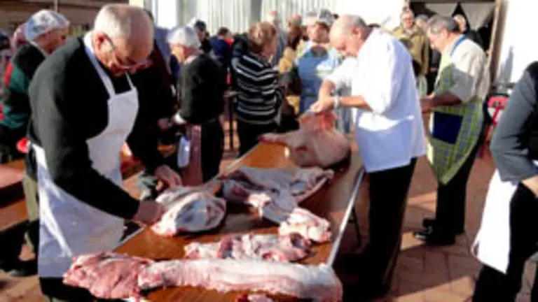  Un momento de la jornada de matanza en el Hogar Centro de Castilla y León en Barcelona.