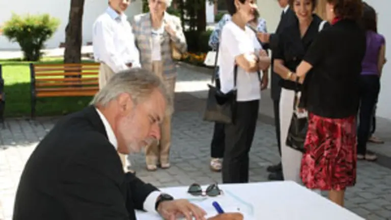  V&iacute;ctor Fagilde firm&oacute; en el libro de condolencias del Lar Gallego de Chile. 