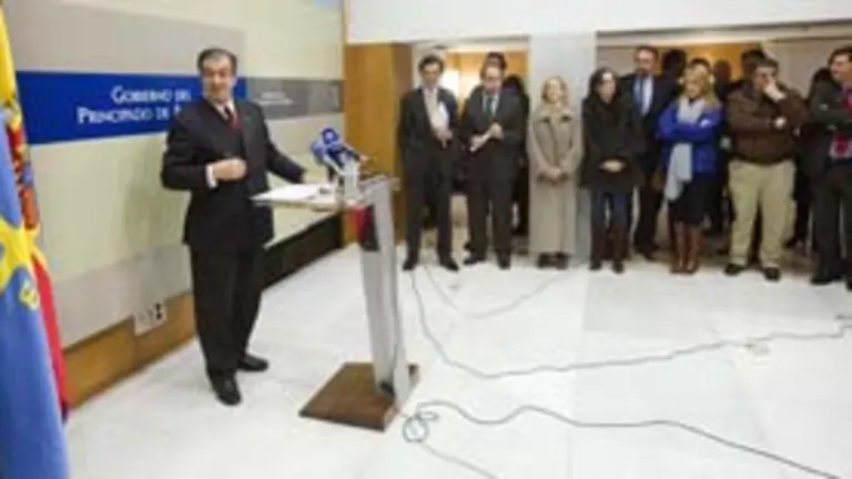 El presidente del Principado, Francisco &Aacute;lvarez-Cascos, junto a su equipo, en el momento de convocar elecciones. 