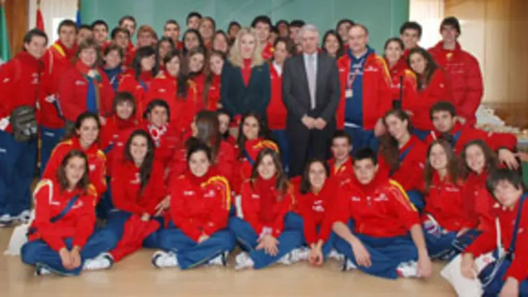 Francisco Menacho y Rosario Ayala posan con los j&oacute;venes chilenos. 