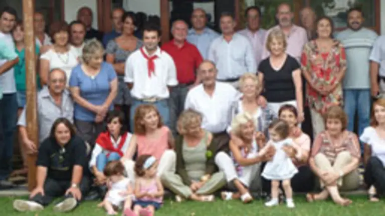Cortajarena, con socios del Centro Vasco Izatez Harro.