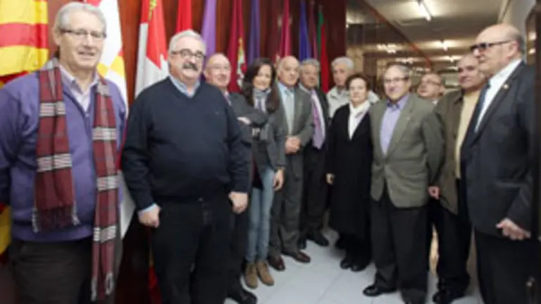 María de Diego con miembros de la  Federación de Centros Castellanos y Leoneses en Cataluña.