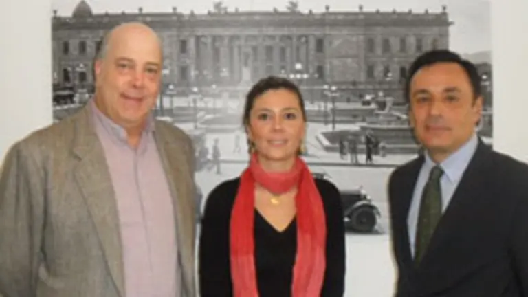  Daniel García-Peña, Eleanora Betancur e Iñaki Martínez, durante el encuentro. 