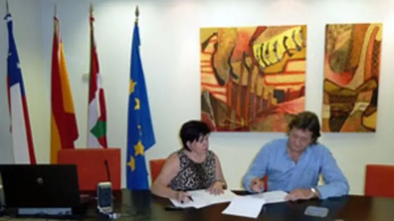 Un momento de la firma del acuerdo. 