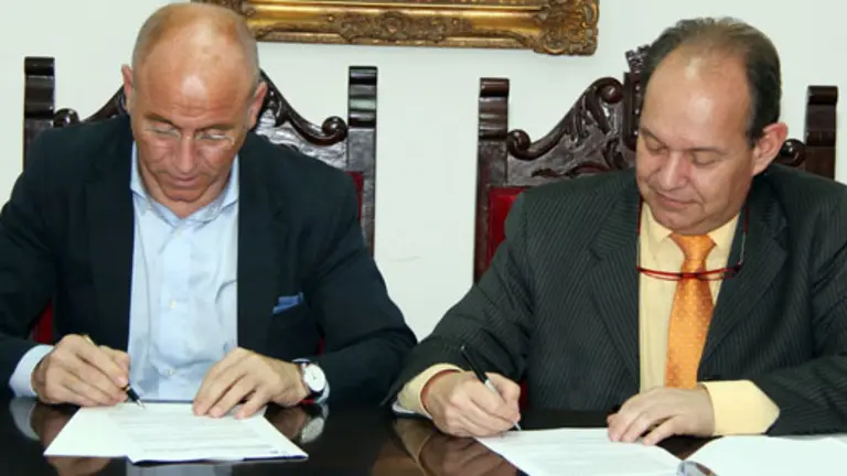 Santiago Camba suscribe junto a Antonio Pi&ntilde;&oacute;n los dos convenios con la HGV.