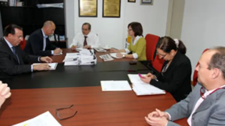 El secretario xeral de Emigraci&oacute;n, durante su reuni&oacute;n en la Fundaci&oacute;n Espa&ntilde;a Salud (FES).