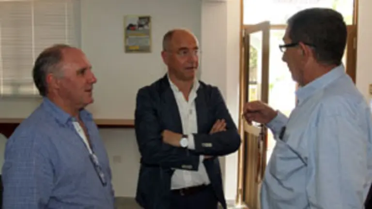  Camba conversa con el presidente de la HG Val., Manuel Faj&iacute;n &ndash;izda.&ndash;, y con el c&oacute;nsul honorario de Espa&ntilde;a en Carabobo, Francisco Rey &ndash;dcha.&ndash;.