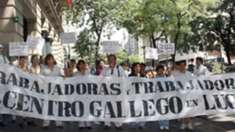  Trabajadores del Centro Gallego, durante la marcha del pasado martes, d&iacute;a 8.
