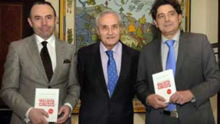 Jos&eacute; Luis Te&oacute;filo, Jos&eacute; Ram&oacute;n &Oacute;nega e Ignacio Cape&aacute;ns, durante la presentaci&oacute;n. 