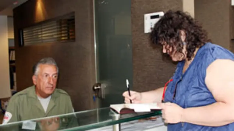  Firmando el libro en la Delegaci&oacute;n de la Xunta de Galicia en Argentina. 