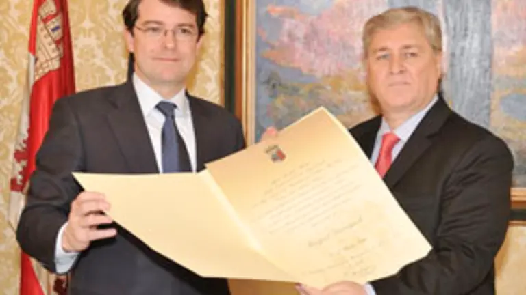 Charlie Retta recibe de Mañueco el título de 'Huésped Distinguido'.