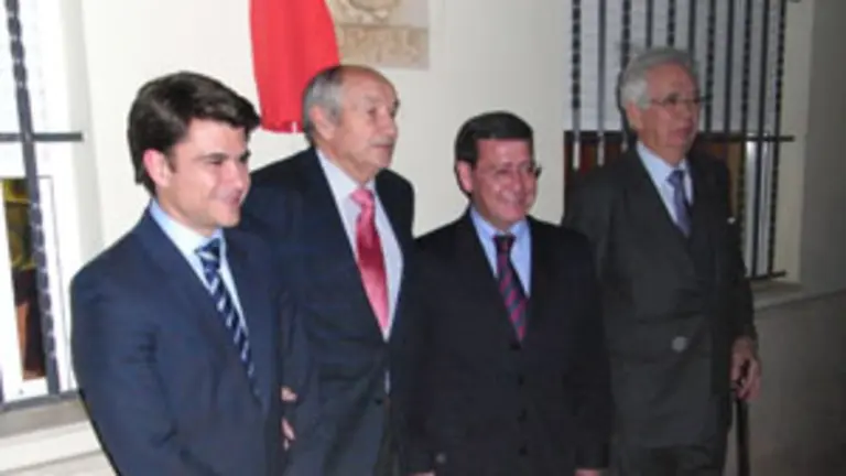  Beltrán Pérez, José Colinas, César Rico y Miguel Santos de Quevedo, tras inaugurar el escudo de Burgos en la Casa de Castilla y León de Sevilla.