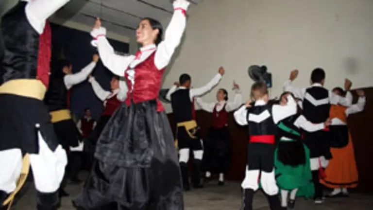  Numerosos j&oacute;venes interpretaron bailes tradicionales de Galicia.