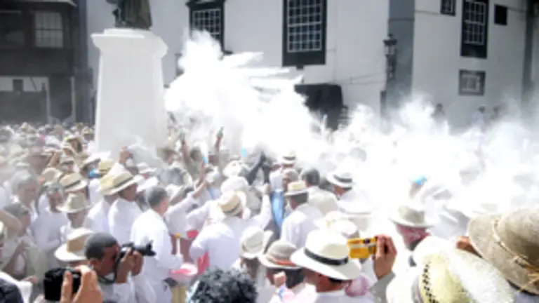 Miles de personas disfrutaron de la fiesta arrojándose polvos de talco.