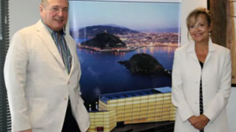 Julián Celaya, director de Relaciones con los Ciudadanos y las Colectividades Vascas en el Exterior, junto a la delegada del Gobierno para Mercosur, Elvira Cortajarena. 