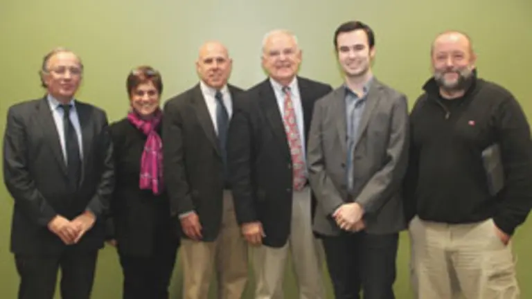 Guillermo Echenique -a la izda.- y profesores celebrando el Día Internacional de la Lengua Materna, en Boise.