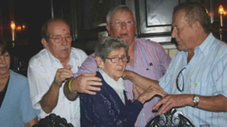 El alcalde &ndash;en el centro&ndash; entreg&oacute; la medalla a la viuda de Jos&eacute; Bada, Ausilia Vega.