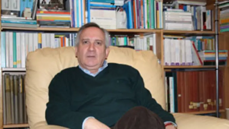  Santos Rego, en su despacho en la Facultad de Ciencias de la Educaci&oacute;n.