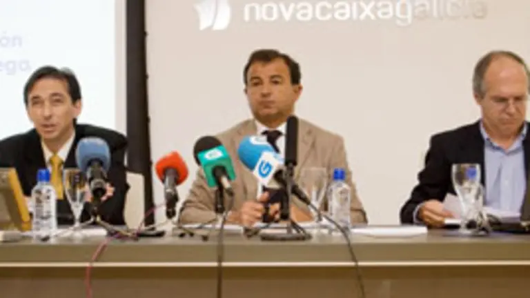 Javier Guerra -en el centro- durante la presentaci&oacute;n.