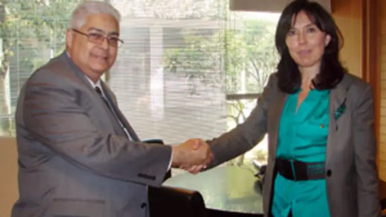 Antonio Mola y Mar Pereira se saludan antes de la reuni&oacute;n. 