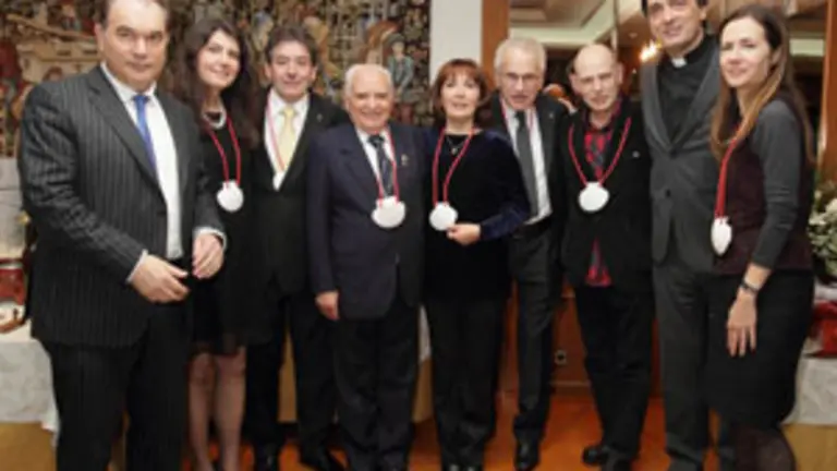 Algunos de los nuevos cofrades, junto a invitados al evento.