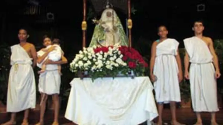  Jóvenes ataviados con trajes guanches custodian a la Morenita.