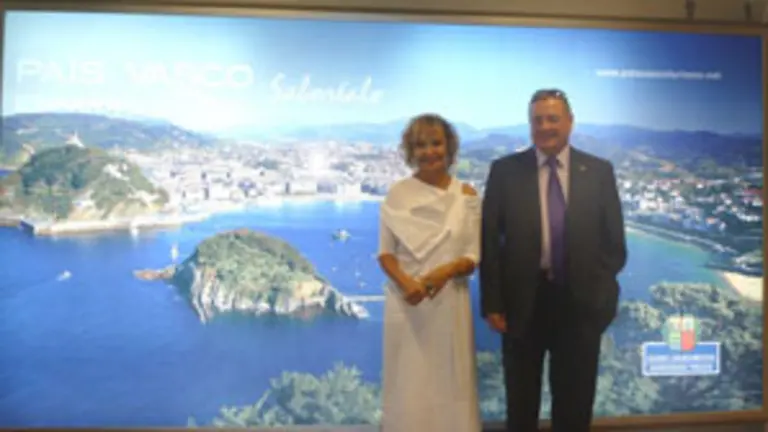 Elvira Cortajarena y Julián Celaya posan delante del anuncio durante la reciente visita del director general a Buenos Aires.