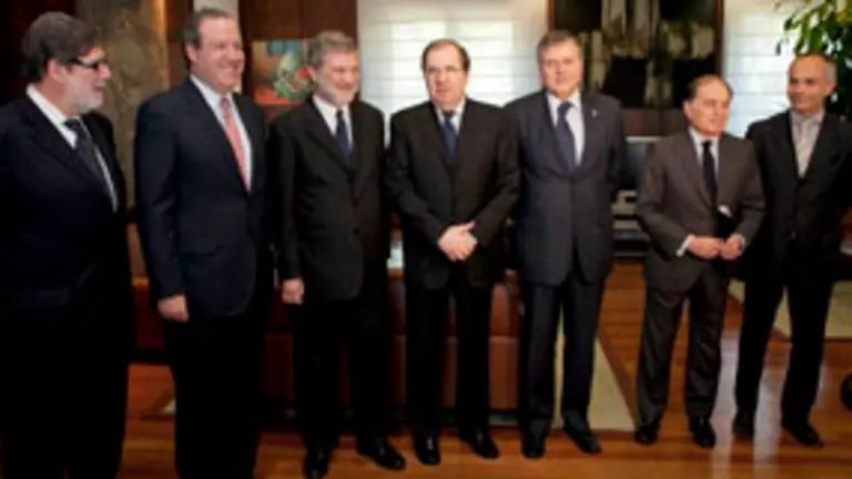  Juan Vicente Herrera -en el centro- y Roberto Kreimerman -a su dcha.- durante el encuentro. 