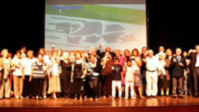 Familias que recibieron sus tarjetas de Andaluz/a en el Exterior.