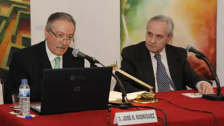 Jos&eacute; R. Rodr&iacute;guez, durante la presentaci&oacute;n de su libro en la Casa de Galicia de Madrid. 
