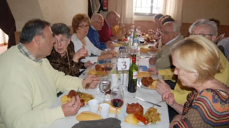  Los socios del Centro Castellano y Leonés de Alcalá degusta el botillo. 