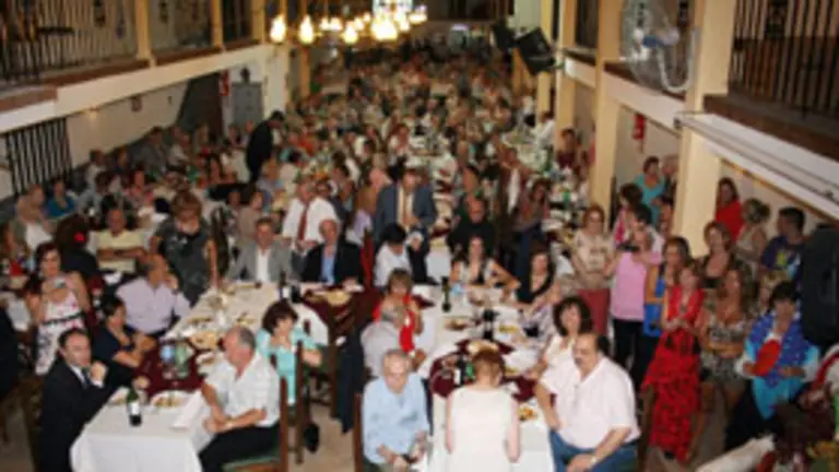  Cientos de andaluces celebraron el D&iacute;a de Andaluc&iacute;a en el Rinc&oacute;n Familiar. 