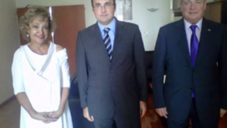 Elvira Cortajarena, Julio Olmos y Julián Celaya.